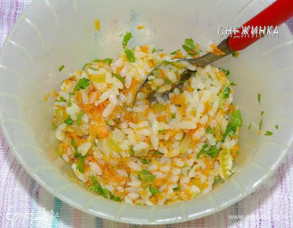 Рис смешать с луком и морковью, добавить измельченную петрушку.