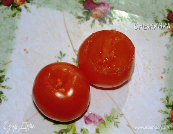 Подготовить помидорки. Вырезать вначале острым ножом сердцевину. Затем срезать «шапочку» и освободить от мякоти с соком.