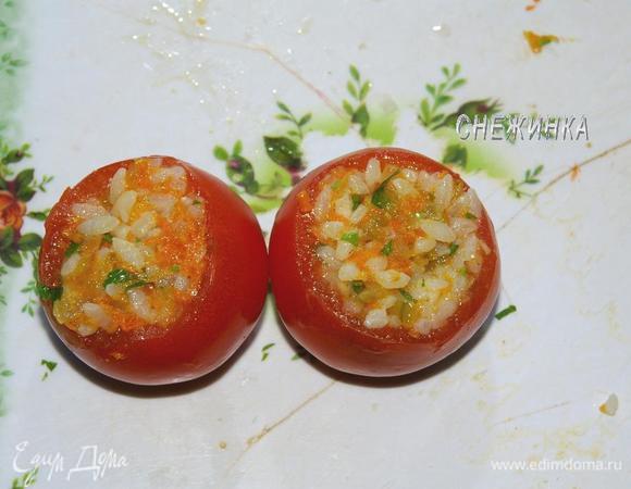 Помидорки заполнить рисовой начинкой.