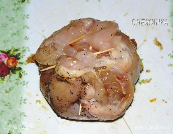 Поднимаем края, закрепляем их зубочистками, формируя шарик.