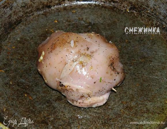 На сковороде разогреваем столовую ложку оливкового масла, кладем куриный шарик швом вниз. Таким образом держим несколько минут, чтобы филе «схватилось» и не раскрывалось.