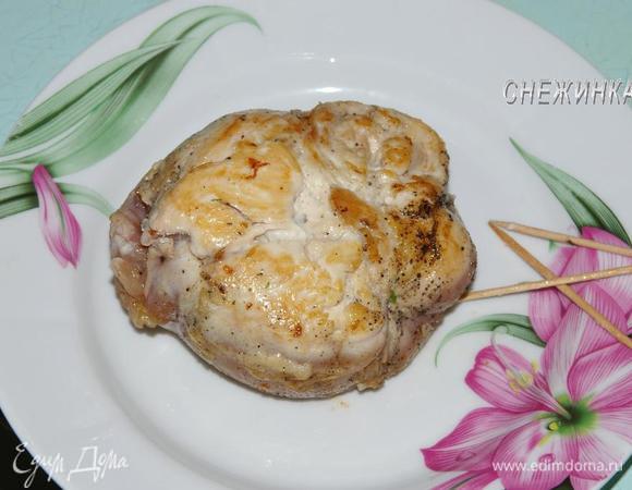 Переворачиваем на тарелку. Освобождаем филе от зубочисток. Как видите, оно прекрасно держит форму.