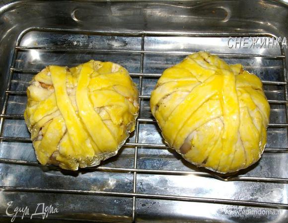 Смазываем «клубки» желтком, ставим в форму. У меня форма с решеткой, я поставила «клубки» на решетку. Выпекаем 40-45 минут в духовке, разогретой до 200С.