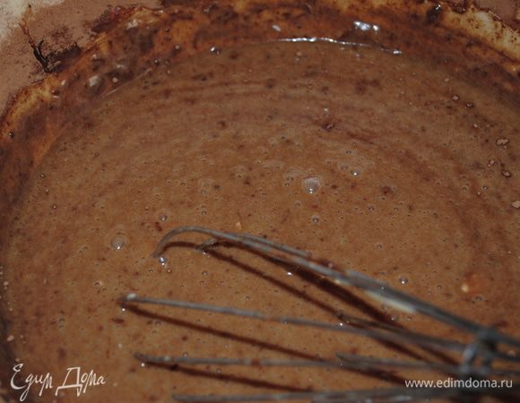 Яйца взбить с сахаром, добавить размягченное масло, сметану и какао, очень хорошо взбить. 