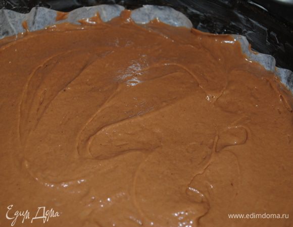 Потом добавить муку и разрыхлитель, вымешать и испечь корж.