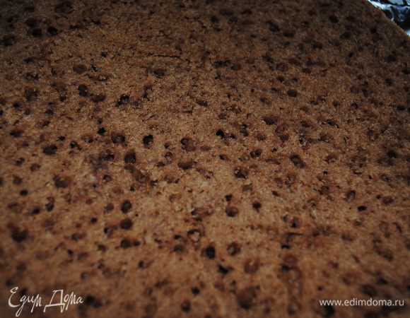 Когда корж остынет разрезать его на 4 части.