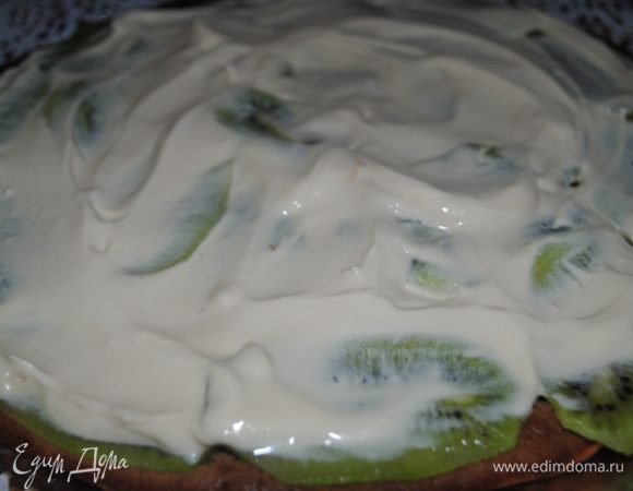 Сверху намазать крем ( сливки и сахарная пудра)и накрыть коржом.