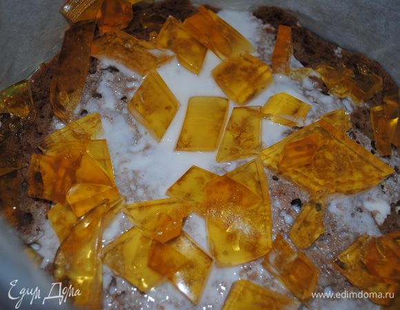  Желатин залить водой, дать ему набухнуть, всыпать в кастрюльку и растопить. Дать немного остыть и влить в йогурт, если йогурт сладкий сахар не добавлять. Я заранее приготовила желе, потом только порезала и выклала на верх коржа, затем аккуратно вылила йогурт. При этом торт я обернула бумагой для выпечки и поствила в холод на два часа, пока йогурт не застынет.