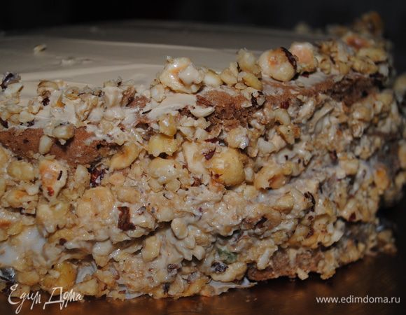 Сверху выкладываем последний корж, и украшаем по желанию. Я торт  обмазала кремом, бока притрусила орехами,