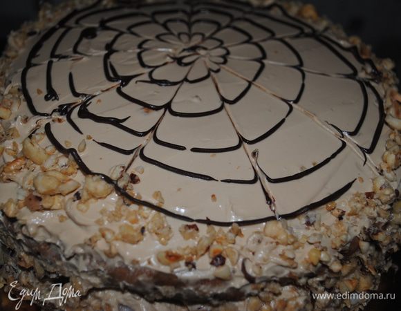  а верх просто нарисовала шоколадом круги и зубочисткой сделала в виде паутинки.