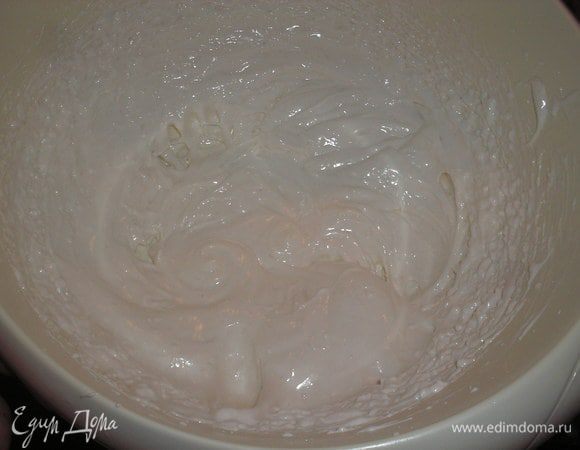 Для начала готовим безе. Для этого белки взбиваем до мягких пик, добавляем пудру, лимонный сок и взбиваем до устойчивой массы. Добавляем крахмал, осторожно перемешиваем.