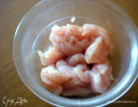 Куриную грудку порезать на тоненькие брусочки. 