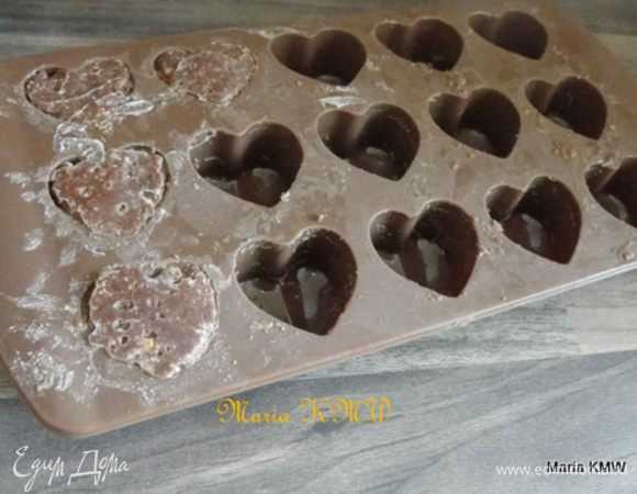 Растопить на водяной бане шоколад и сливочное масло.
Измельчить вафли, овсянные хлопья и печенье в крошку. 
Соединить с шоколадно-сливочной массой, добавить миндальную муку и тщательно вымешать.
Выложить в формочки. Обернуть пищевой пленкой и убрать в холодильник на 1 час.