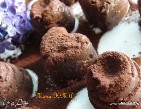 После вынуть конфеты из формочек, присыпать какао и подавать к чаю или кофе. Угощайтесь!