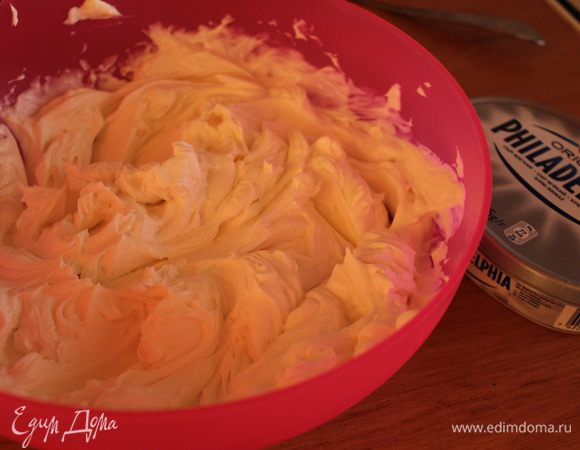 Перемешать сыр до однородной массы. Хочу отметить, что Филадельфию не стоит заменять обычным творогом, потому что это будет уже ни чизкейк, а творожная запеканка! Отдельно взбиваем сливки с сахаром до устойчивых пиков и добавляем к сыру