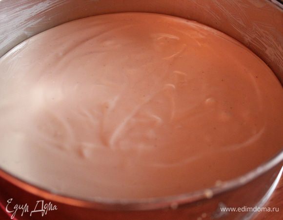 Затем добавляем щепотку соли и ванили, вводим по одному яйцу и аккуратно перемешиваем. Вливаем полученную смесь  в форму закрываем фольгой и выпекаем в течении часа в духовке разогретой до 160 градусов. У готового чизкейка, если потрясти слегка форму, будет дрожать серединка.  Я не ставлю форму на противень с водой, просто закрываю сверху фольгой и все! 