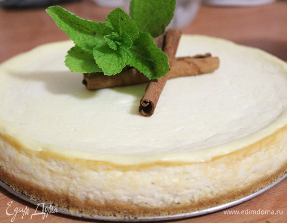 После того как убедитесь, что чизкейк готов, оставить его в духовке до полного остывания а затем убрать в холодильник часа на 4, а лучше оставить на ночь! Чизкейк получается очень нежным и просто тает во рту! 