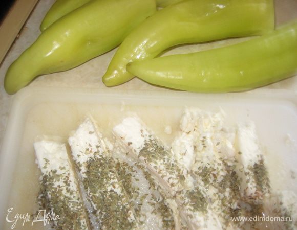 Моем перец, удаляем хвостик,
фету режим на столбики, которые могут войти в перчик по размеру. Фету посыпаем сухой травкой. Начиняем перчик.
