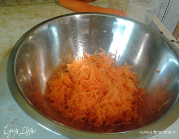 Морковь натереть на мелкой терке