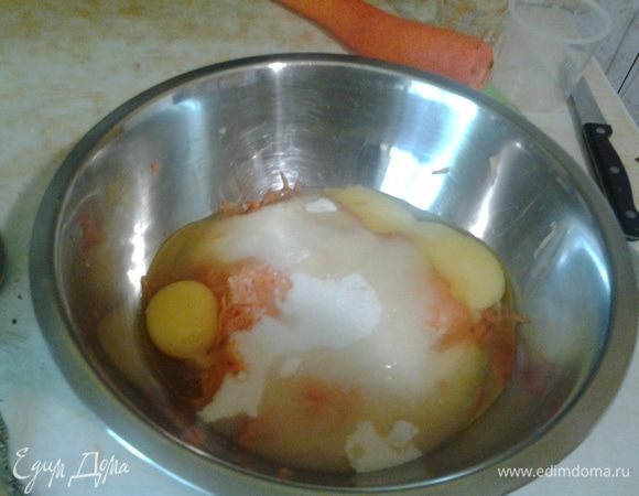 Добавить яйца,сахар,гашеную соду, перемешать