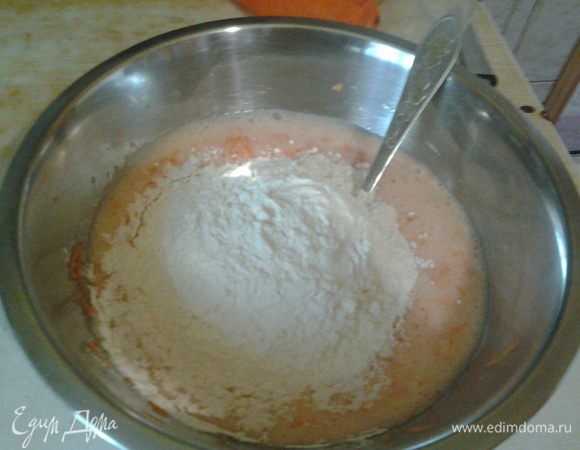 Добавить муку, хорошенько перемешать