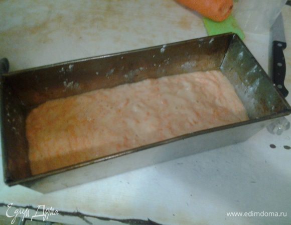 Форму смазать маслом или выстелить пергаментом и выложить тесто