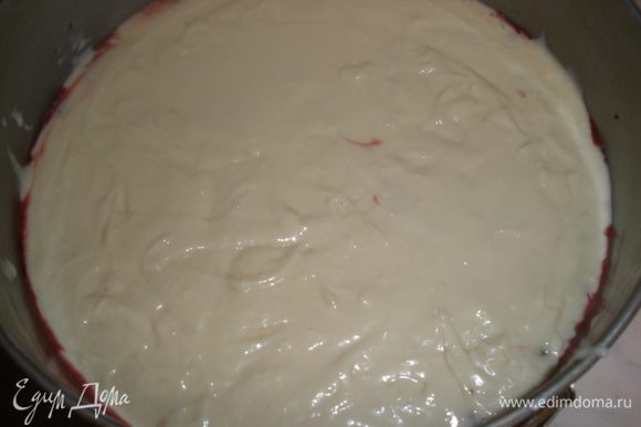 Ягодно-ореховую начинку выложить в смазанную маслом форму ( у меня разъемная 24 см). Сверху распределить тесто.