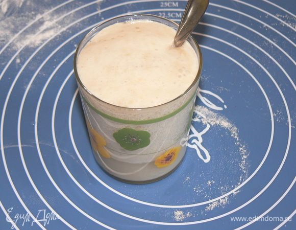 Для опары:
В теплую воду добавить дрожжи и сахар поставить в теплое место до образования пышной «шапочки» 