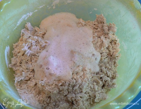 добавить дрожжи и еще 100мл. теплой воды..