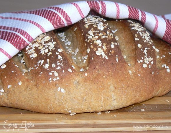 Выпекать в нагретой духовке до 230*С первые 10 минут с паром(поставила емкость с водой в духовку), затем 40 минут без пара при 180-190*С. 