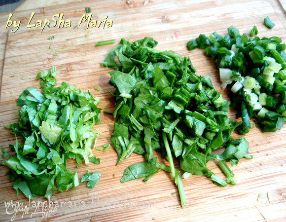 Мелко нашинковать зеленый лук, петрушку и шпинат.