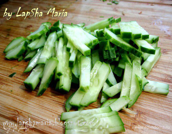 Огурец нарезать небольшими полосками. Фету маленькими кубиками. Яйцо тоже небольшими кубиками или размять вилкой в крошку.