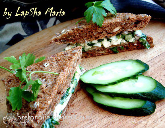 На ломтик хлеба положить пару ст.л. салата, сверху положить второй ломтик. Срезать корочки с боков по желанию и разрезать по диагонали на треугольники.