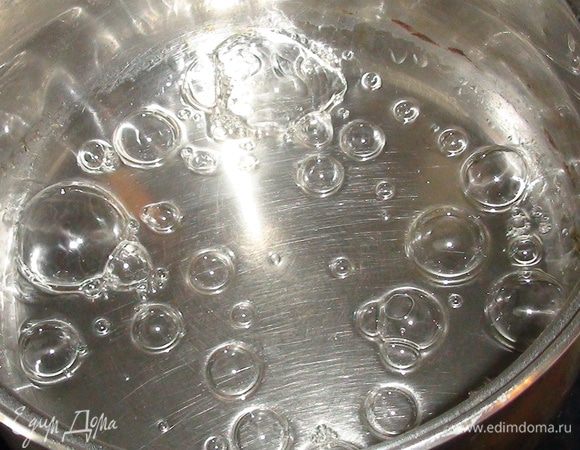 Сахар растворить в воде, поставить на огонь, довести до кипения и варить минуты 3-4 на медленном огне. Сахар можно регулировать по-вкусу и кислоте киви-сколько Ваша совесть Вам позволит, также что бы немного смягчить кислоту киви можно добавить свежевыжатый яблочный сок.