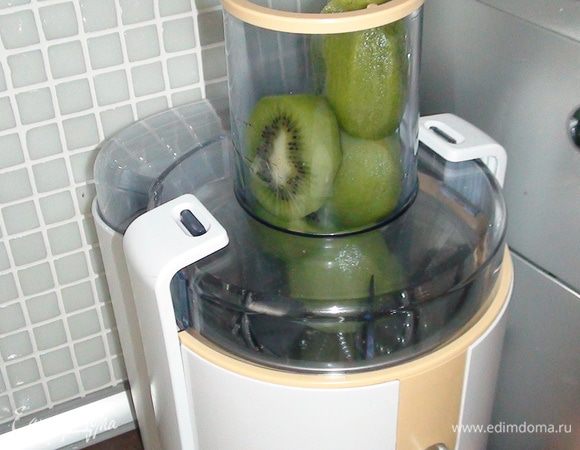 Киви почистить и с сделать сок, с помощью соковыжималки.