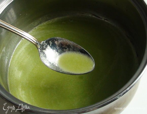 Остывший сироп смешать с соком киви и поставить в морозильную камеру на 2-3 часа. Каждые 15 минут перемешивая мороженное.