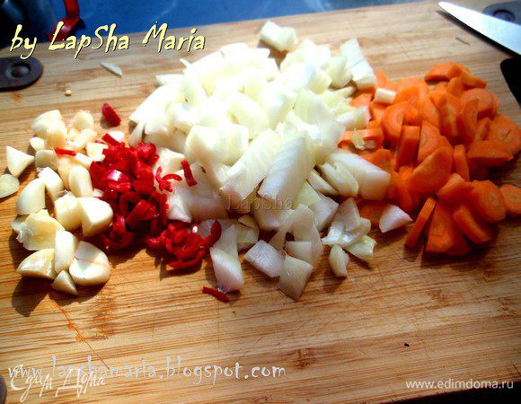Итак, нам надо нарезать овощи. Довольно крупно нарежем молодую морковку, молодой чеснок и луковицу. Перец чили советую вам попробовать на язык, прежде чем определяться с его количеством. У меня оказался не острый (видимо тоже молодой), поэтому я добавила целый перчик, мелко его порубив. 