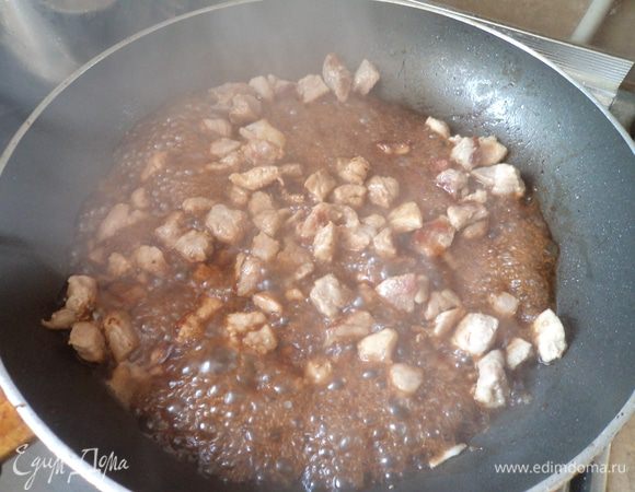 мелко шинкуем капусту,морковь трем на крупной терке, лук режем полукольцами, свинину кубиками примерно по сантиметру (хотя можно и еще мельче).