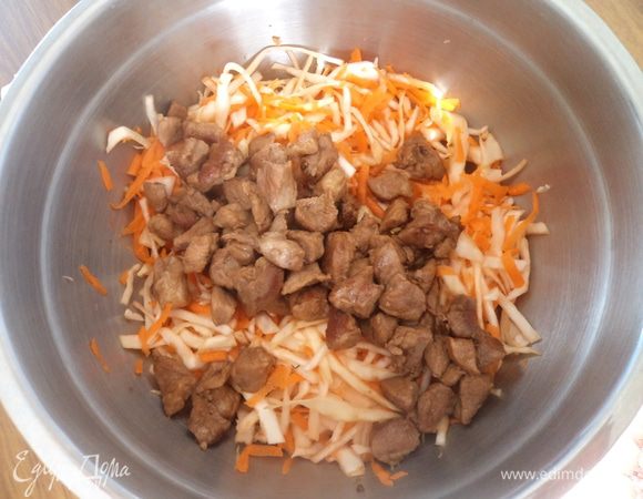 обжариваем свинину до корочки в масле, затем добавляем соевый соус и тушим пару минут. Затем все это выкладывает в горячем виде на капусту с морковь. Таким же образом обжариваем лук и также добавляем к капусте. Все хорошо перемешиваем, добавляем еще немного соевого соуса по вкусу и ставим в холод. Лучше готовить этот салат утром или на ночь, чтобы хорошо пропитался и охладился.