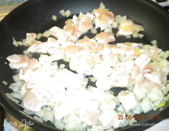 Разогреть на сковороде оливковое масло, нарезать кубиками лук и слегка обжарить.
Добавить нарезанную крупными кубиками грудку, перемещать и оставить на огне.