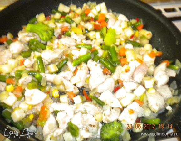 Овощи нарезать кубиками и добавить в сковороду (я за неименеем времени воспользоваласьь овощной смесью), корень имбиря (по вкусу)натереть на мелкой терочке и добавить в овощам и курице. Посолить, если нужно поперчить (имбирь уже придает определенную пикантность)и добавить специи.Чуточку потущить все под крышкой.