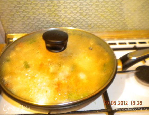 Добавить рис и залить водой, ждем пока рис впитает всю воду и сварится. 
Все готово!
 