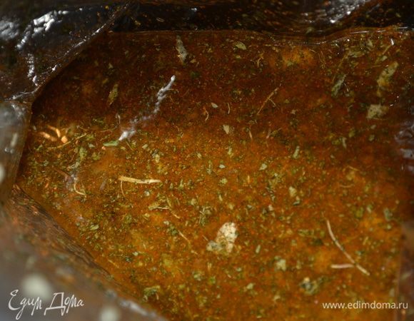 Если у вас курица разрежем ее на порционные куски.
Подготовим маринад,возьмем целлофановый пакет и выкладываем туда белое вино,олив.масло, лимон. сок,чеснок,орегано,красный перец хлопьями и соль.