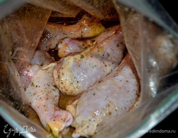 Выложить куски курицы в маринад.
Мариновать 1-2 часа в хол-ке.