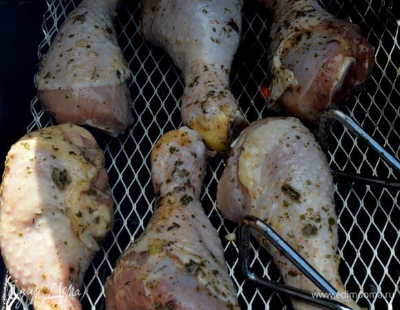 Подготовить гриль,если у вас углевой дать ему разогреться. Электрический включить на высокую тем-ру.В обоих вариантах наполовину гриля нужно поставить формочку фольговую ,заполнив ее водой.
Сбрызнуть решетку раст.маслом , вынуть кусочки курицы и выложить на решетку.