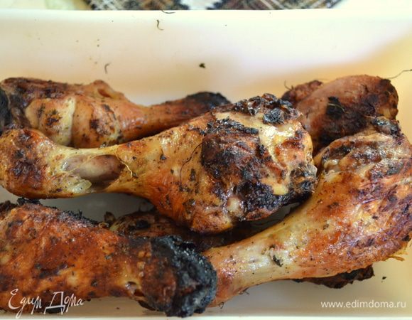 Готовим курочку на гриле до готовности,не забываем ее переворачивать.Готовые кусочки выкладываем на общую тарелку или в форму.