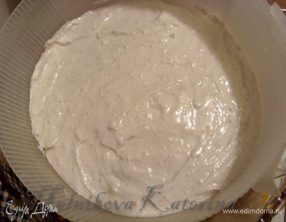 Рекомендую торт делать заблаговременно, чтобы ореховая нуга успела застыть (я нугу и бисквит делала вечером, утром сделала крем и собрала торт, к вечеру подавала). Сперва приготовить ореховую нугу по рецепту: http://www.edimdoma.ru/retsepty/41314-domashnyaya-orehovaya-nuga. Единственное дополнение, в этот раз я орехи измельчила в блендере очень мелко и добавила их к нуге. Подготовить лист пергамента, смазать сливочным маслом, выстелить на поверхность, куда будете выкладывать нугу: формовочное кольцо по размеру вашего торта на тарелке, либо разъемная форма. Отправить нугу в морозилку на 6 часов, а лучше на ночь. 