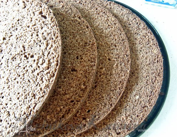 Испечь бисквит по рецепту Оксанки из предлагаемых продуктов (я уменьшила количество сахара и добавила какао): http://www.edimdoma.ru/retsepty/38182-vanilnyy-shifonovyy-biskvit. Бисквит разрезать на 4 равные части. 