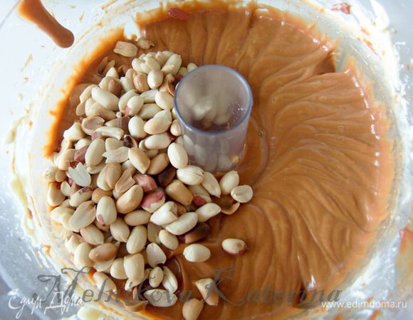 Приготовить крем. Для этого взбить сливочное масло с сахарной пудрой добела. Добавляя по столовой ложке вареную сгущенку, продолжать взбивать. К крему добавить очищенные жареные орехи и тщательно перемешать. 