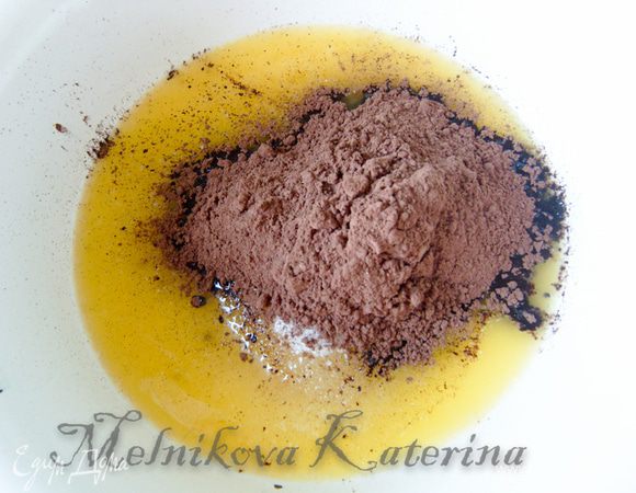 Приготовить глазурь. Для этого на водяной бане растопить сливочное масло. Добавить к нему какао и сахар. 